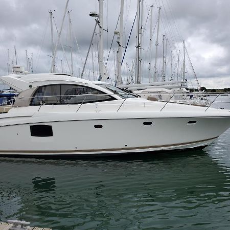 Zen Dog Luxury Motor Yacht Hotell Lymington Exteriör bild