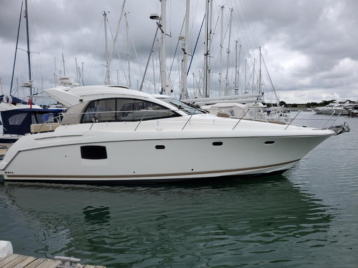 Zen Dog Luxury Motor Yacht Hotell Lymington Exteriör bild
