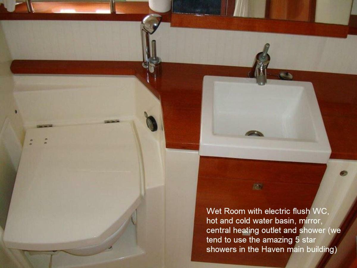 Zen Dog Luxury Motor Yacht Hotell Lymington Exteriör bild