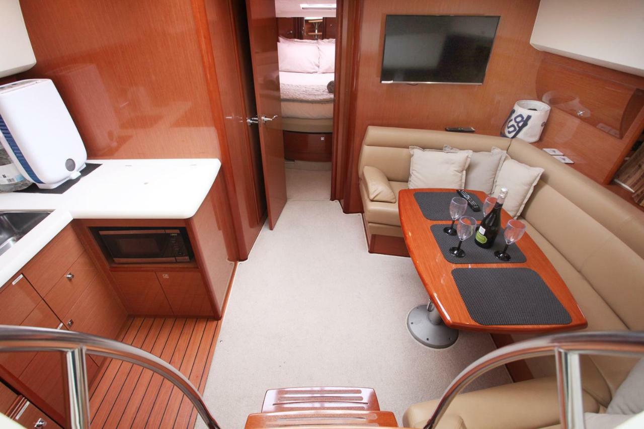 Zen Dog Luxury Motor Yacht Hotell Lymington Exteriör bild